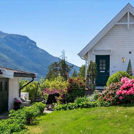 Nydelig Lite Hus Med Egen Vedfyrt Baksteovn. Villa Kaupanger Exterior photo