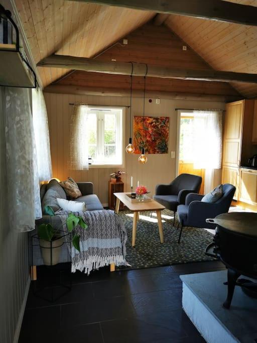 Nydelig Lite Hus Med Egen Vedfyrt Baksteovn. Villa Kaupanger Exterior photo