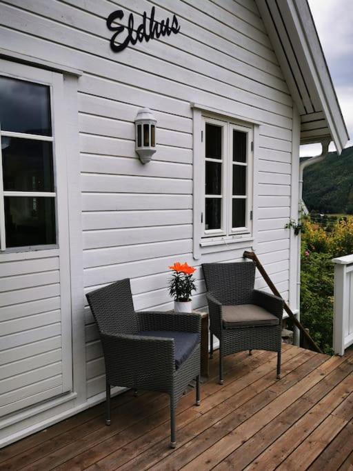 Nydelig Lite Hus Med Egen Vedfyrt Baksteovn. Villa Kaupanger Exterior photo