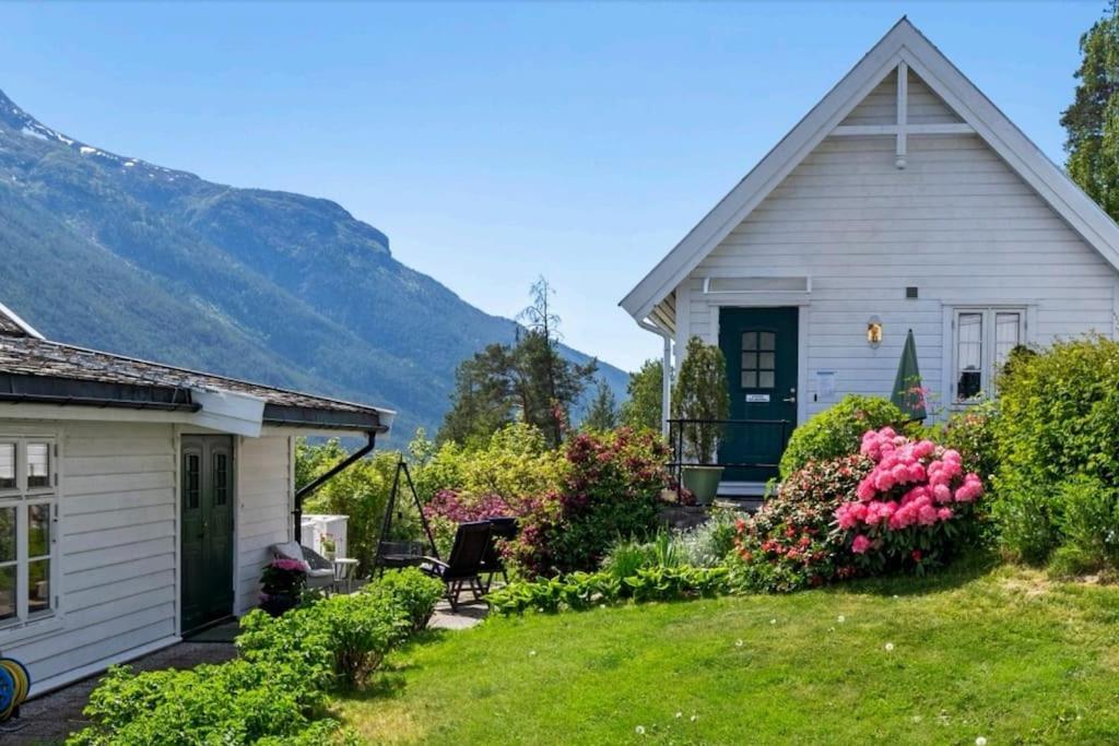 Nydelig Lite Hus Med Egen Vedfyrt Baksteovn. Villa Kaupanger Exterior photo